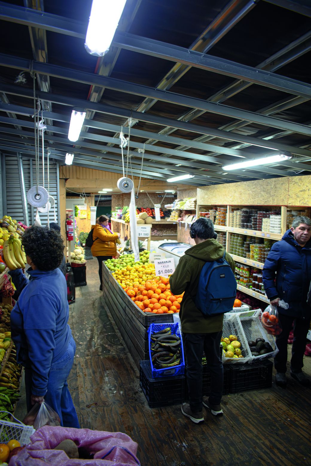 Interior de Frutería San Andrés en Puerto Natales, con cajones de naranjas, limones y peras
