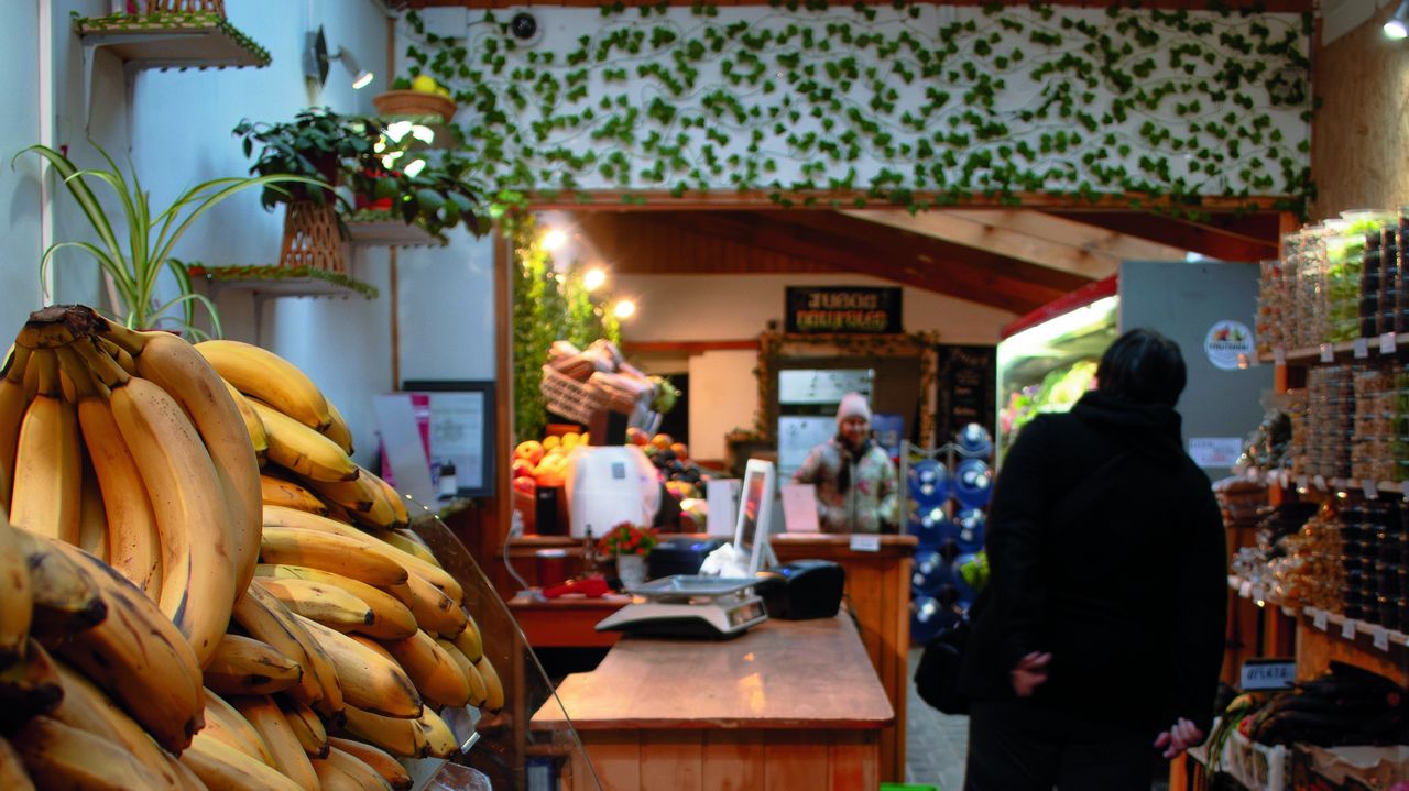 Mostrador de Frutería San Andrés con plátanos, pimentones y abarrotes a granel